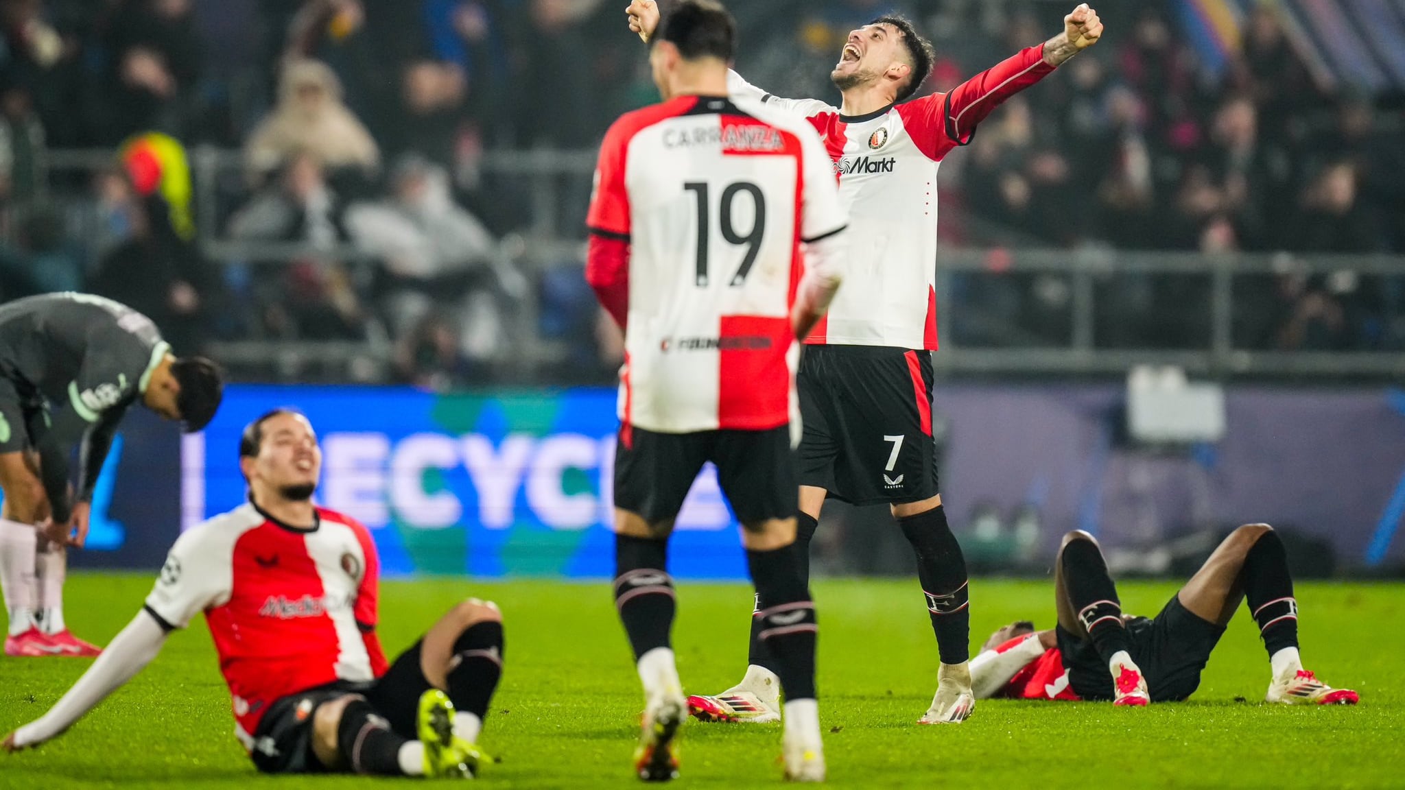 Feyenoord vence al Milan de Santiago Giménez