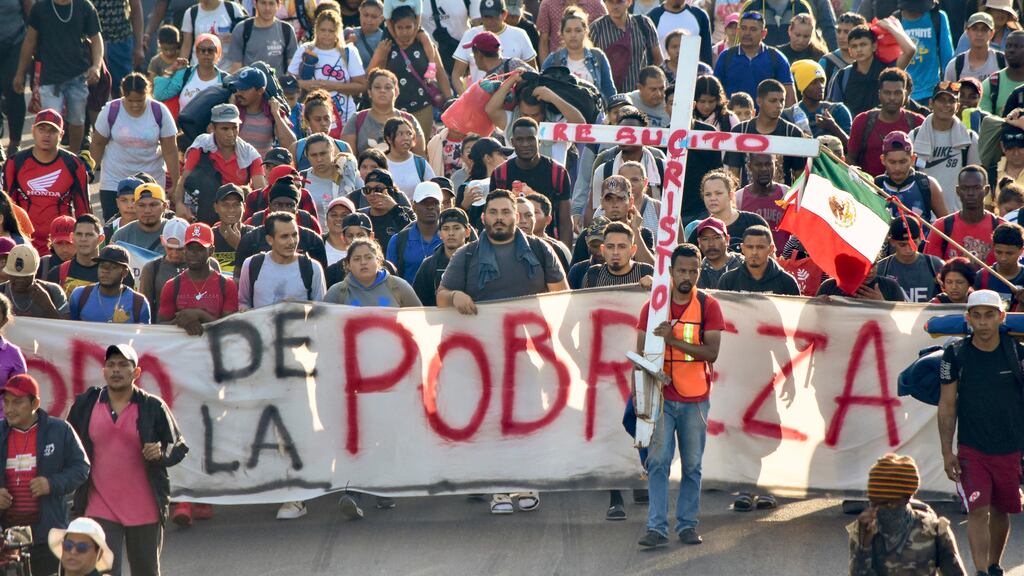 Migrantes se desplazan en caravana rumbo a Estados Unidos.