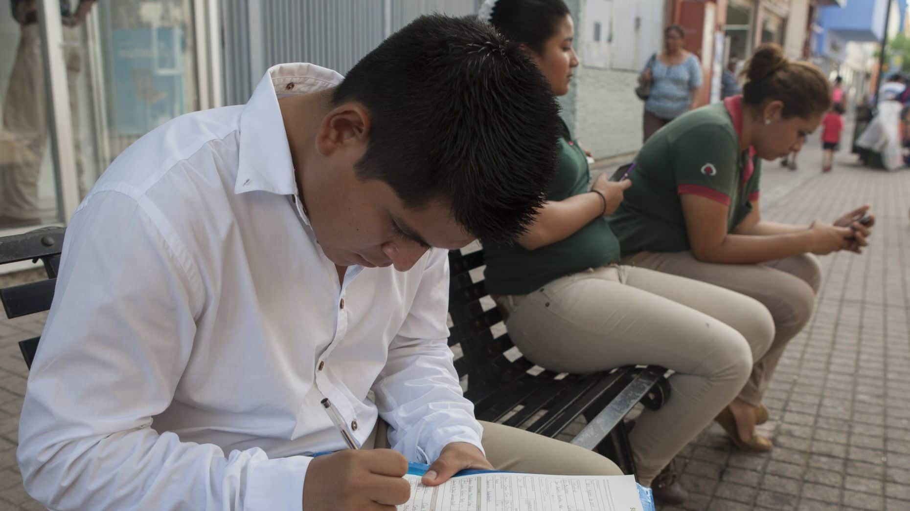 Los jóvenes son los más afectados por la falta de empleo y los bajos salarios.