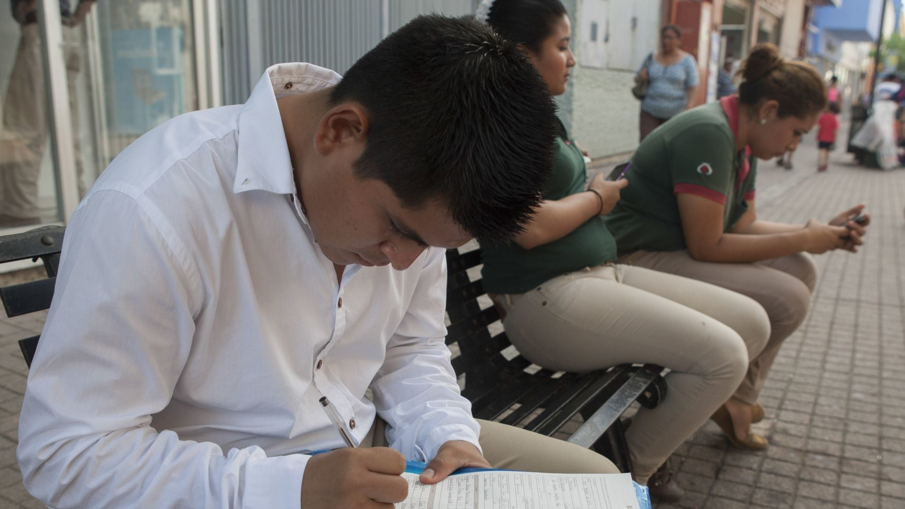 Los jóvenes son los más afectados por la falta de empleo y los bajos salarios.