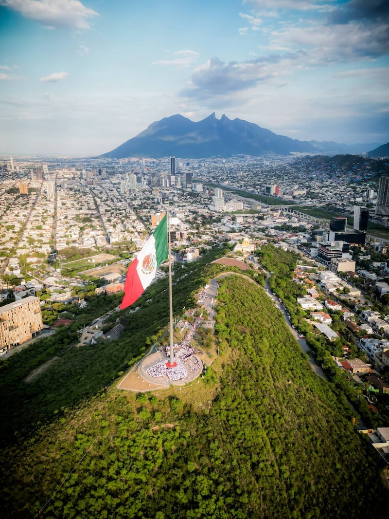 Cientos de personas formaron un corazón en el asta bandera.