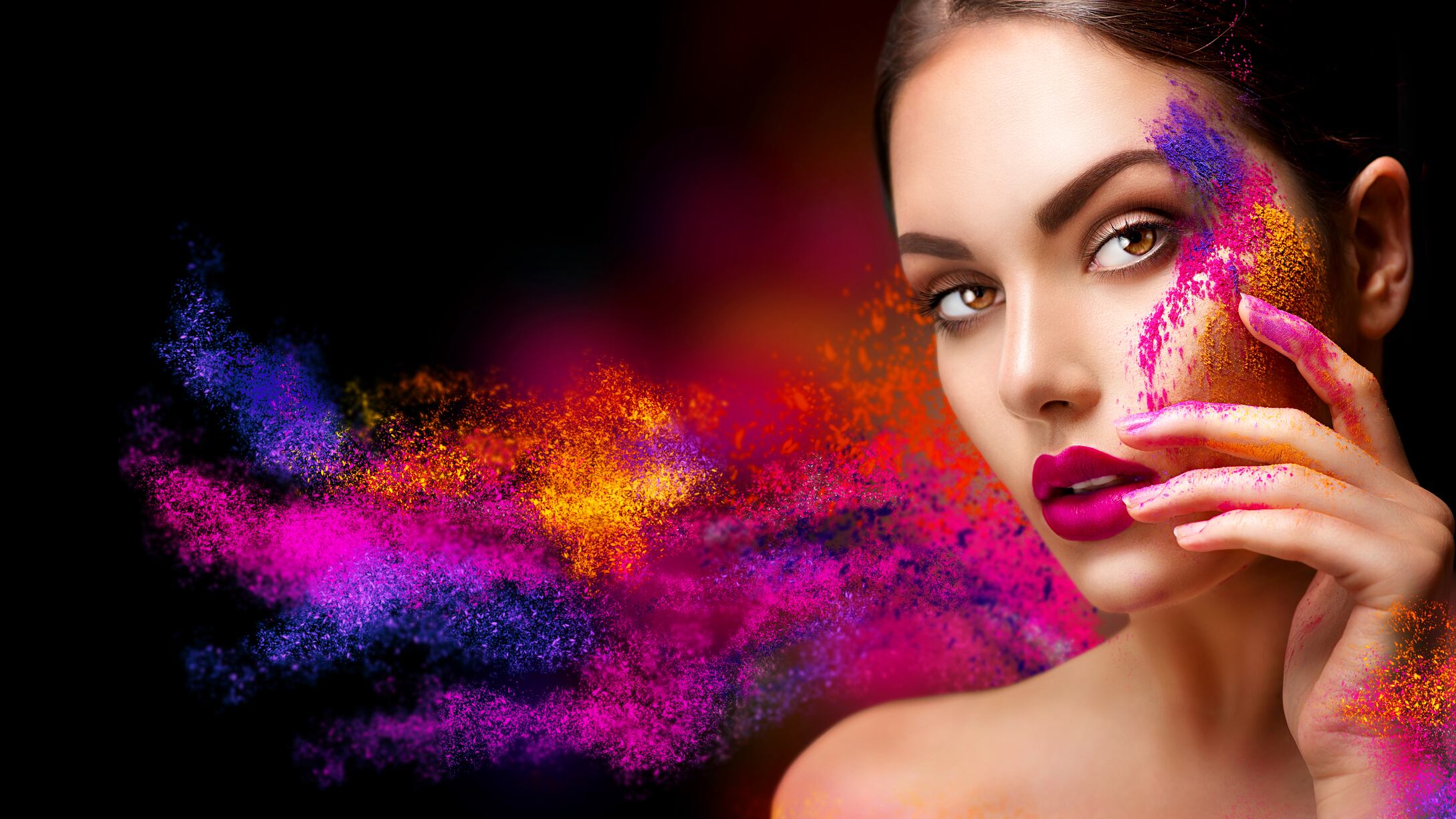 Los look naturales y monocromáticos toman el protagonismo junto con los brillos y los iluminadores para aportar un poco de brillo al rostro y resaltar la belleza única de cada una