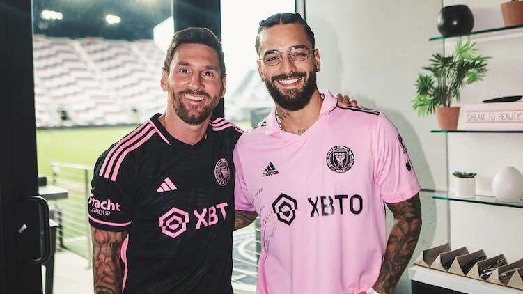 Messi le firma la camiseta a Maluma