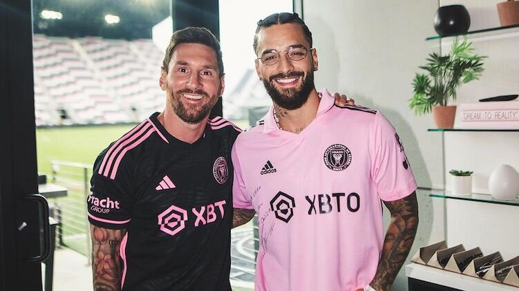 Messi le firma la camiseta a Maluma