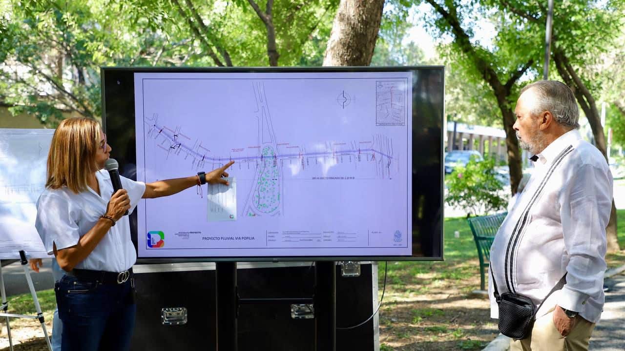 María de los Ángeles Galván, secretaria de Obras Públicas e Infraestructura explicó el proceso al munícipe.