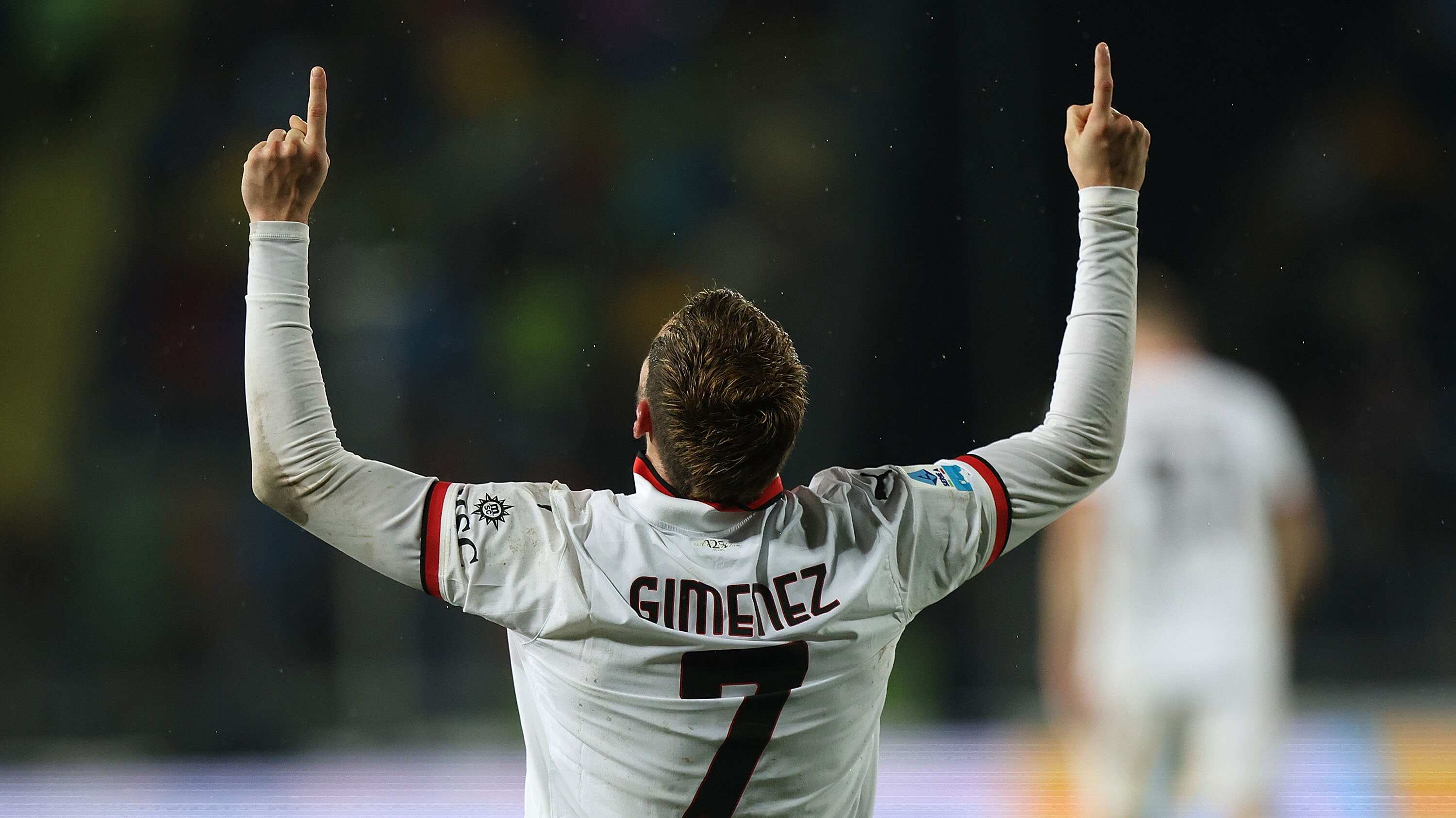 Santiago Giménez le marca gol al Feyenoord