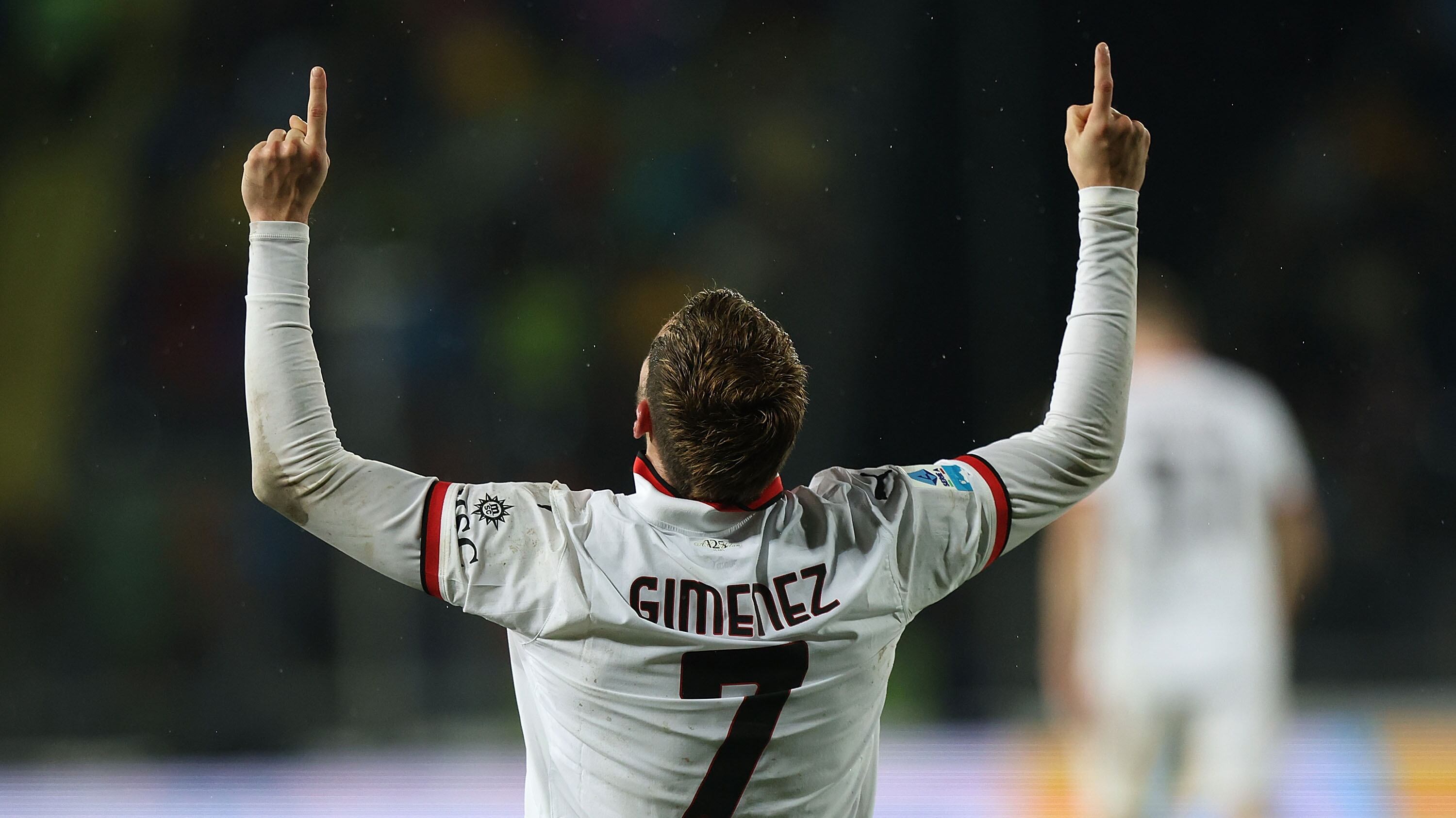 Santiago Giménez le marca gol al Feyenoord