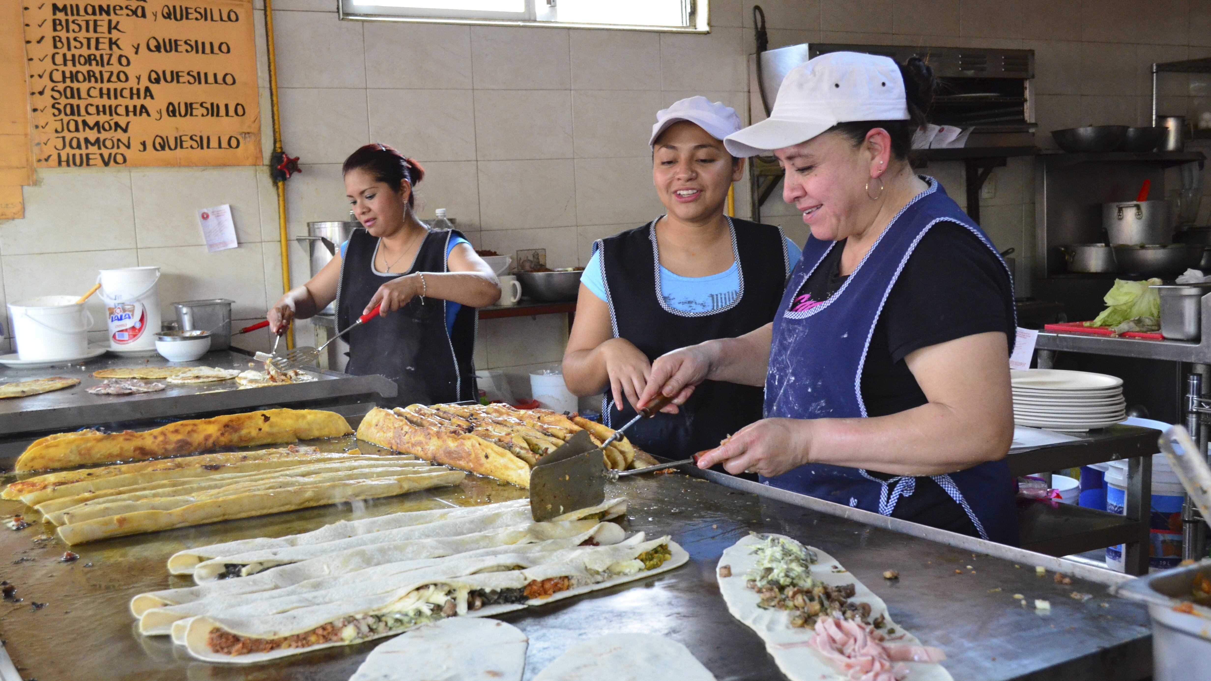 Los chilaquiles y los tacos se coronaron como las garnachas más caras, con un alzas de 36% a 41.66%; mientras que el precio de los sopes y quesadillas subió 22%