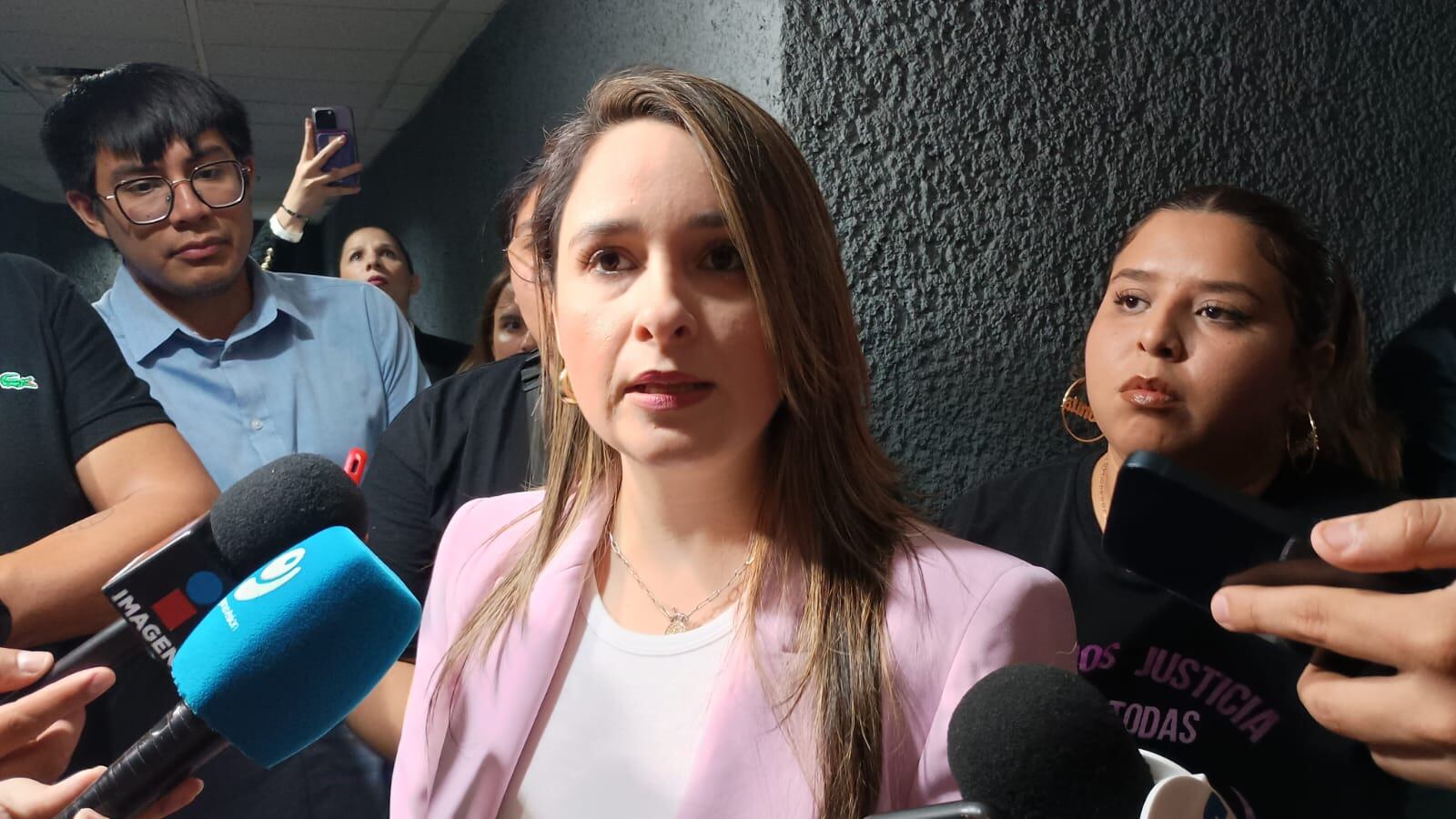 Macías ha sido víctima de acecho durante los últimos años.