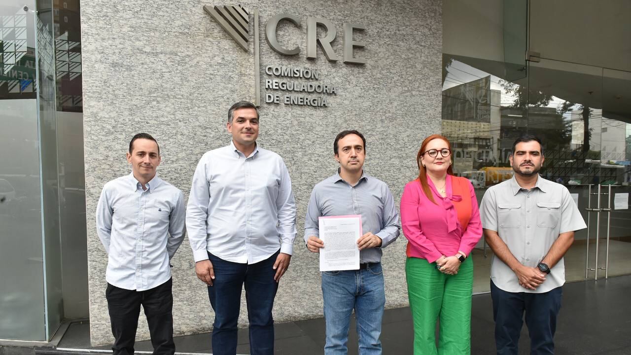 Panistas acuden a la CRE