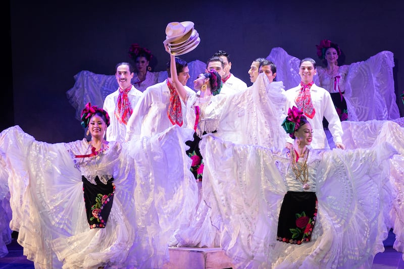 La colaboración ofreció un espectáculo memorable en la Explanada de la Alhóndiga, fusionando tradición veracruzana con energía sinfónica