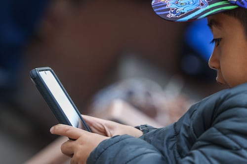 ¿Adiós celulares en escuelas? CDMX alista foros para regular su uso en educación básica de CDMX