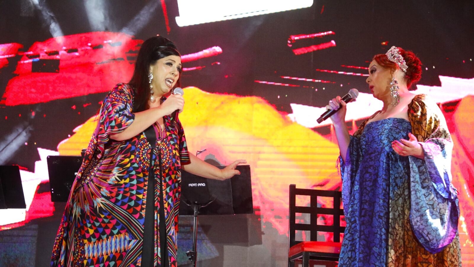 Regina Orozco e Ivonne Guerra deleitaron con acompañamiento de mariachi.