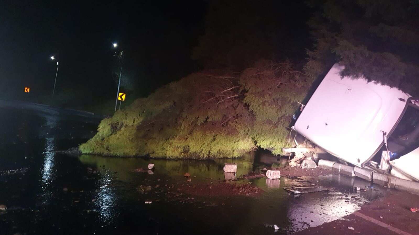 Cierran la México-Cuernavaca tras volcadura de tráiler.