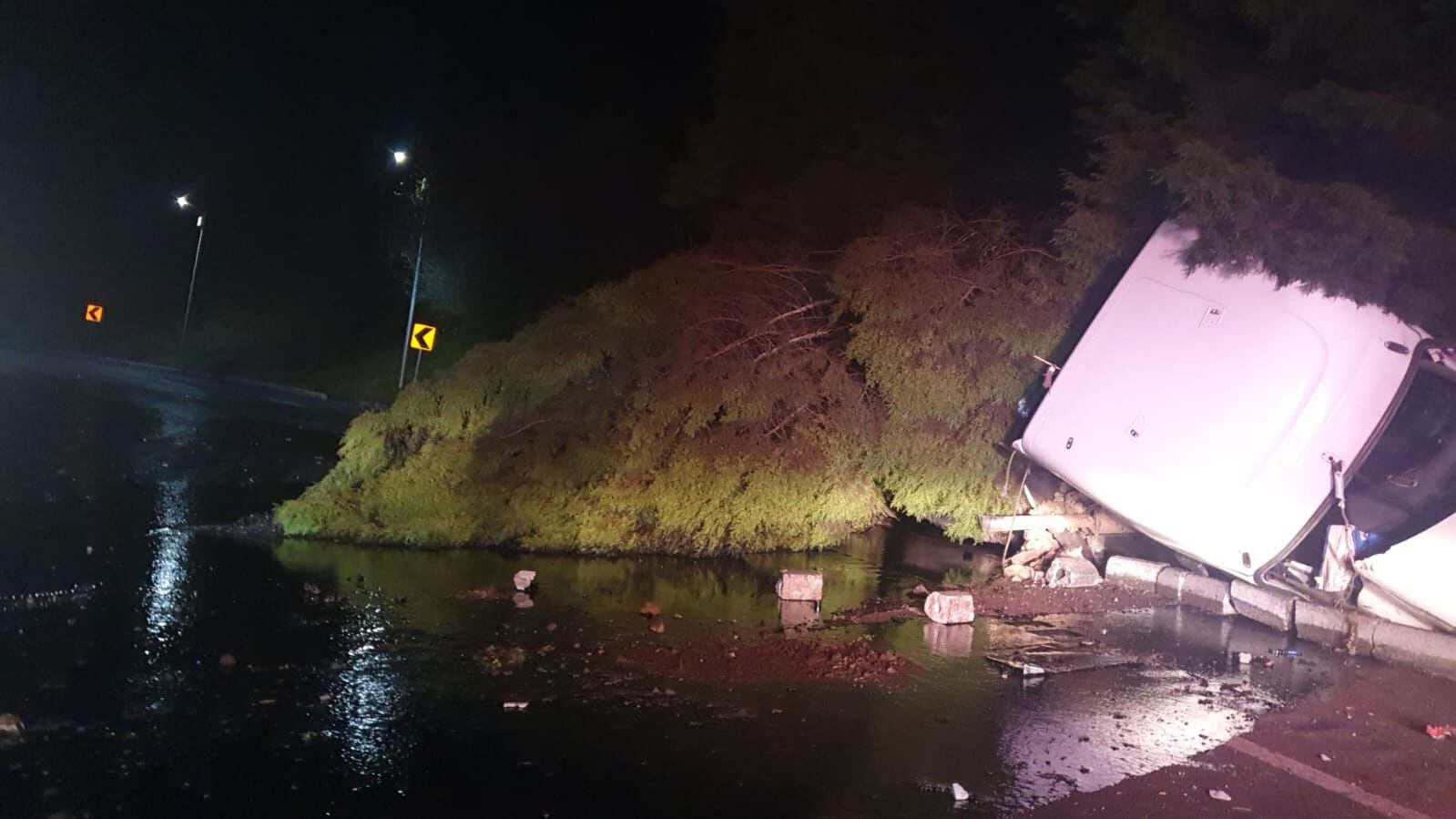 Cierran la México-Cuernavaca tras volcadura de tráiler.