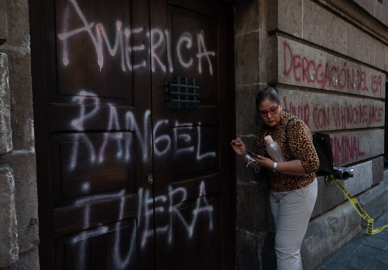 Protesta del colectivo VIHVELibre en las inmediaciones del Congreso de la Ciudad de México