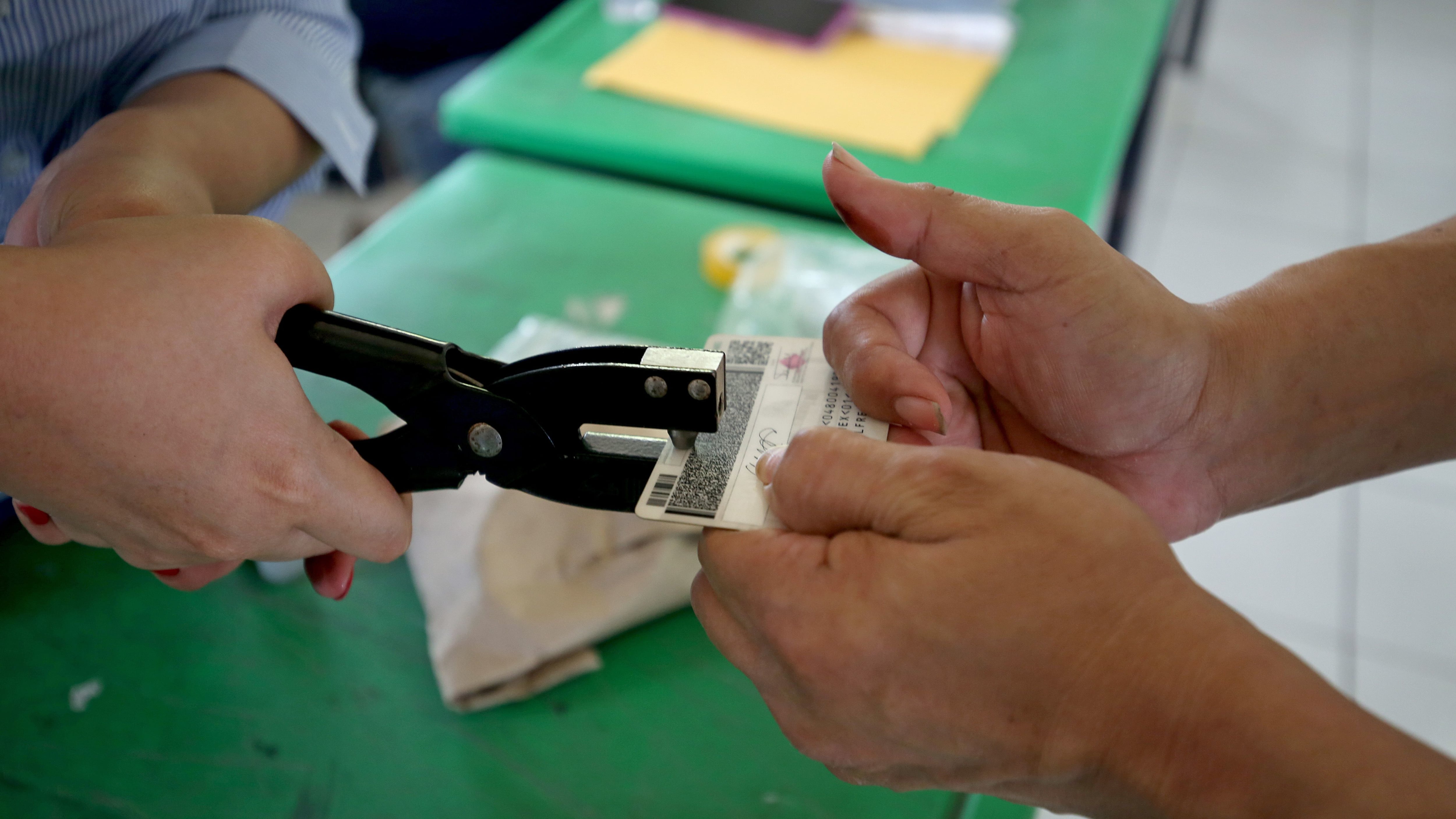 MÉRIDA, YUCATÁN, 06JUNIO2021.- Con las urnas casi llenas y a unos minutos de que cierren las casillas en todo el estado, llegan los últimos ciudadanos para ejercer su voto.
FOTO: FRANCISCO BALDERAS/CUARTOSCURO.DOM
