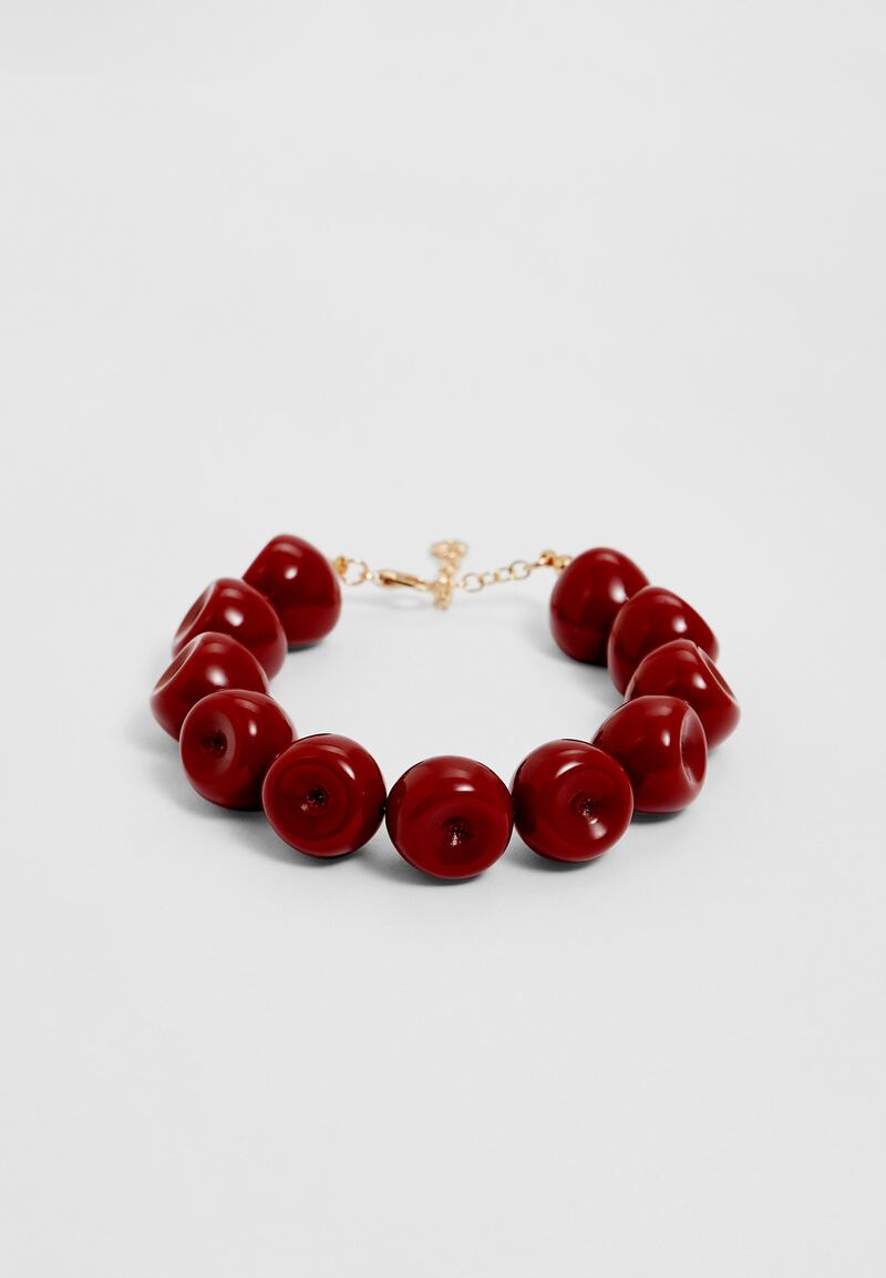 Conoce la colección Love que fusiona el arte del icónico Robert Indiana con la moda contemporánea. Desde vibrantes tonos rojos hasta diseños versátiles y cómodos