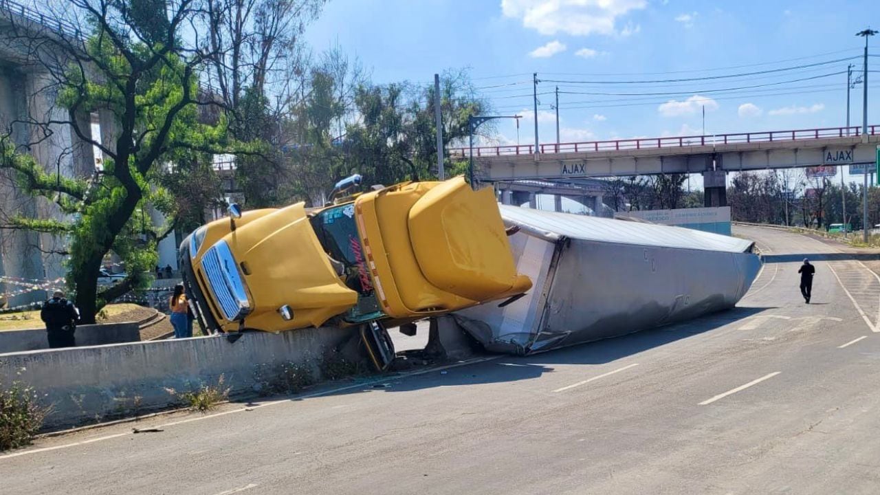 Trailer se vuelca en Iztapalapa