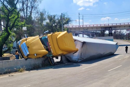 ¡Otra vez en Iztapalapa! Tráiler se vuelca en el Puente de la Concordia y causa caos