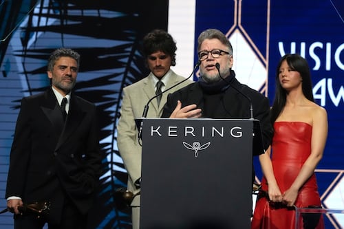 Guillermo del Toro conmueve al revelar la muerte de su hermano tras recibir premio en Palm Springs