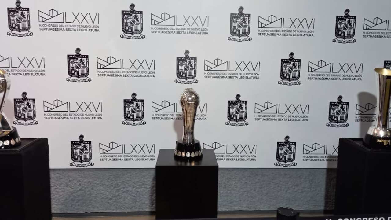 Los trofeos ganados por los felinos están en exhibición en el vestíbulo del Congreso de NL.