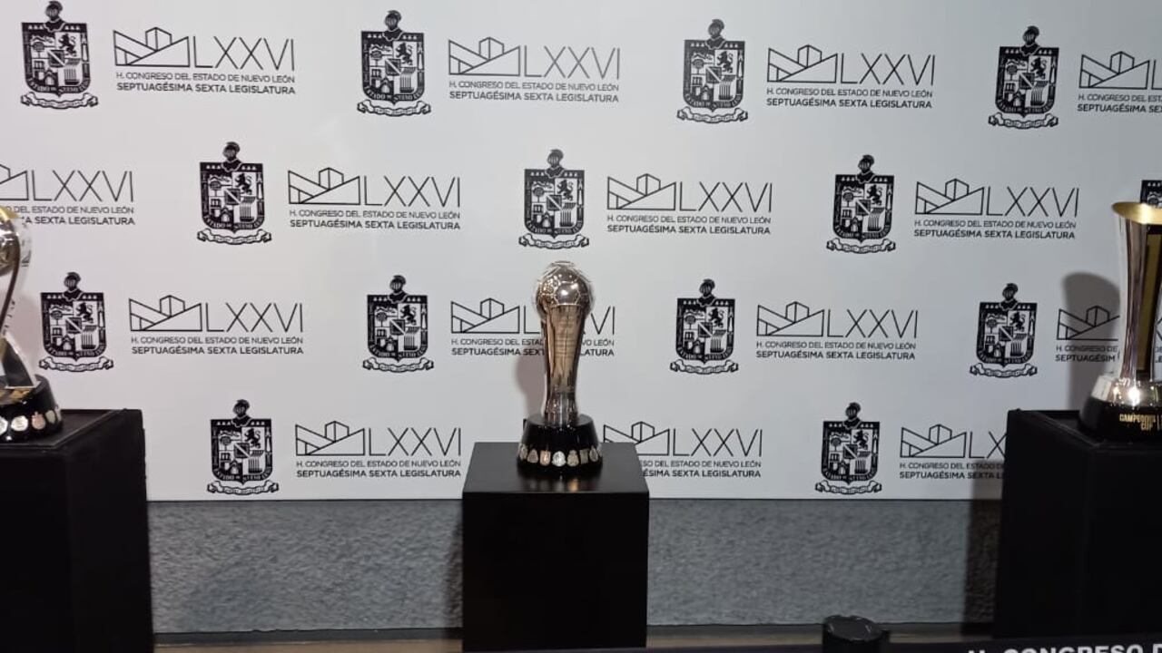 Los trofeos ganados por los felinos están en exhibición en el vestíbulo del Congreso de NL.