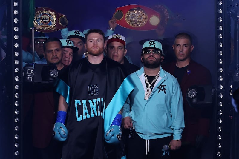 Luis R. Conríquez ya estrenó el corrido que interpretó en la pelea del Canelo contra Munguía.