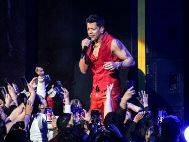 Sin importar las fallas técnicas y convencidos por el apoyo del público, María León y Yahir presentaron su primer show en conjunto en el Teatro Metropólitan, mismo en el que complacieron a todos los asistentes con temas que han marcado sus carreras en solitario, así como también con sus colaboraciones.