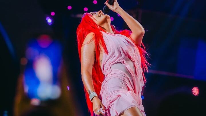 La cantante Karol G no solo aprovechó de estrenar el tema ‘Mañana Será Bonito’, sino de dedicárselo a alguien muy especial en su vida.