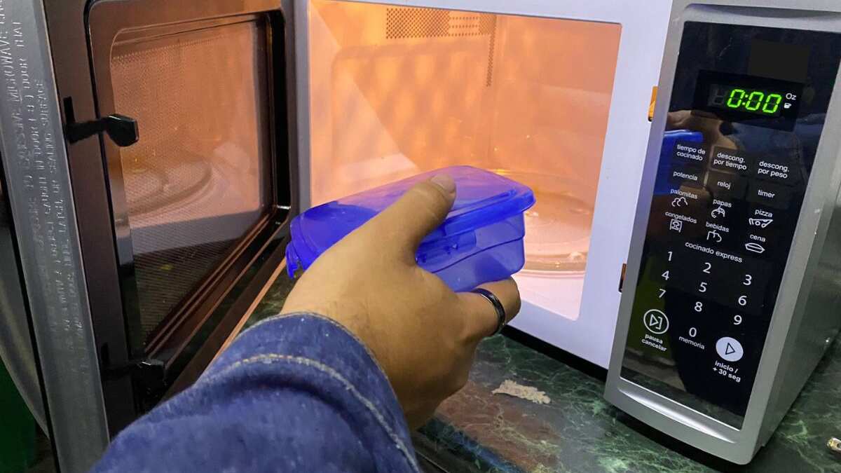 micrplásticos-cáncer-mama-hombres-causas-síntomas-tratamiento-tuppers