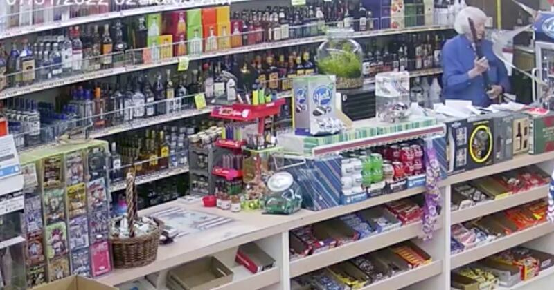 En Estados Unidos, un hombre de 80 años frustró el asalto a su licorera después de que cuatro hombre pretendieran quitarles sus ganancias con una arma larga.