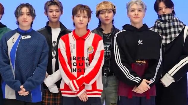 Harua portando la playera de Chivas.