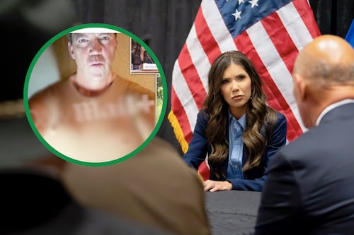 Exhiben al esposo de Kristi Noem vestido de mujer y con prótesis corporales