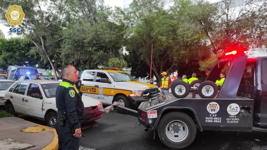 Retiro de autos abandonados en vía pública por elementos de Tránsito. Foto: SSC