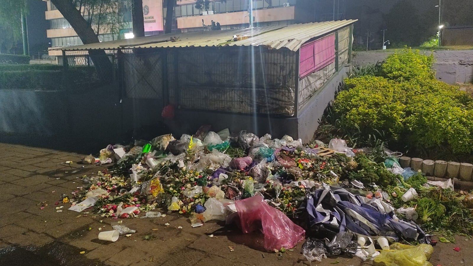 Vecinos de Azcapotzalco usan explanada como tiradero de basura