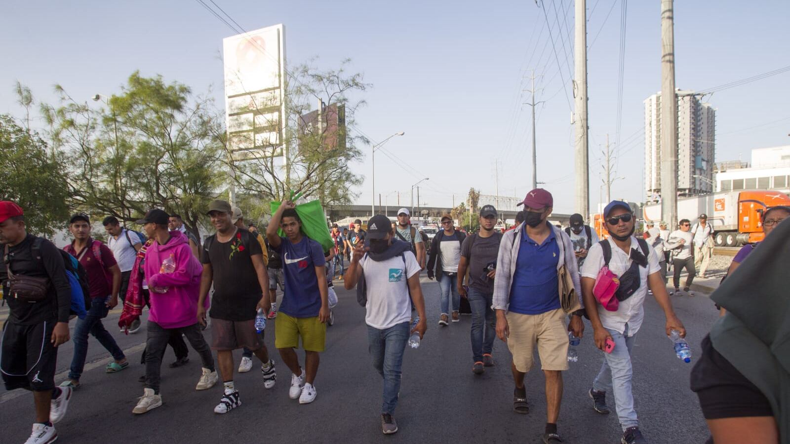 Las caravanas migrantes siguen llegando en masa a Nuevo León, en un intento por alcanzar la frontera.