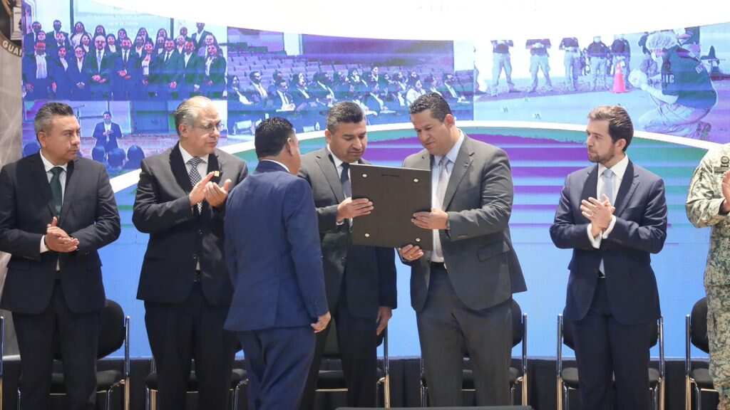 Los nuevos agentes se integran a la Fiscalía.