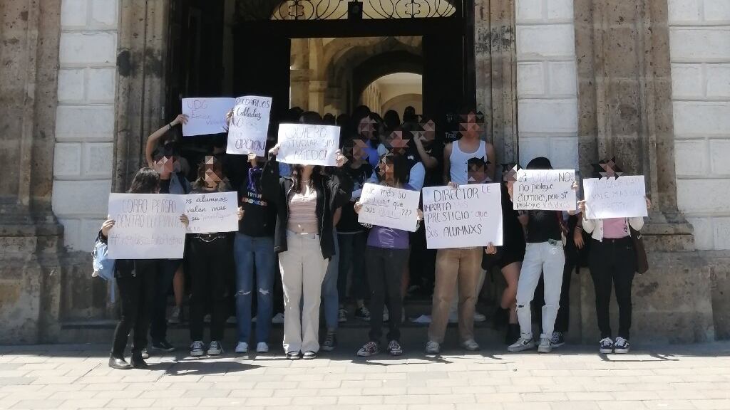 La agresión fue perpetrada supuestamente por un exestudiante de 21 años de edad, quien periódicamente ingresaba al plantel educativo.