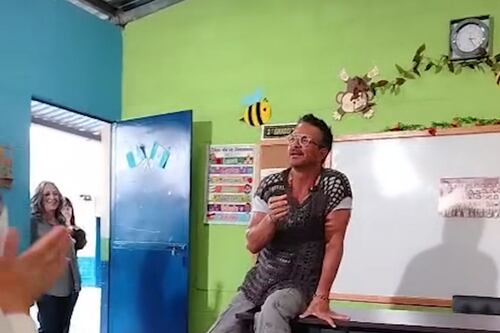 VIDEO: Ricardo Arjona se reencuentra con alumnos a los que dio clases hace 40 años