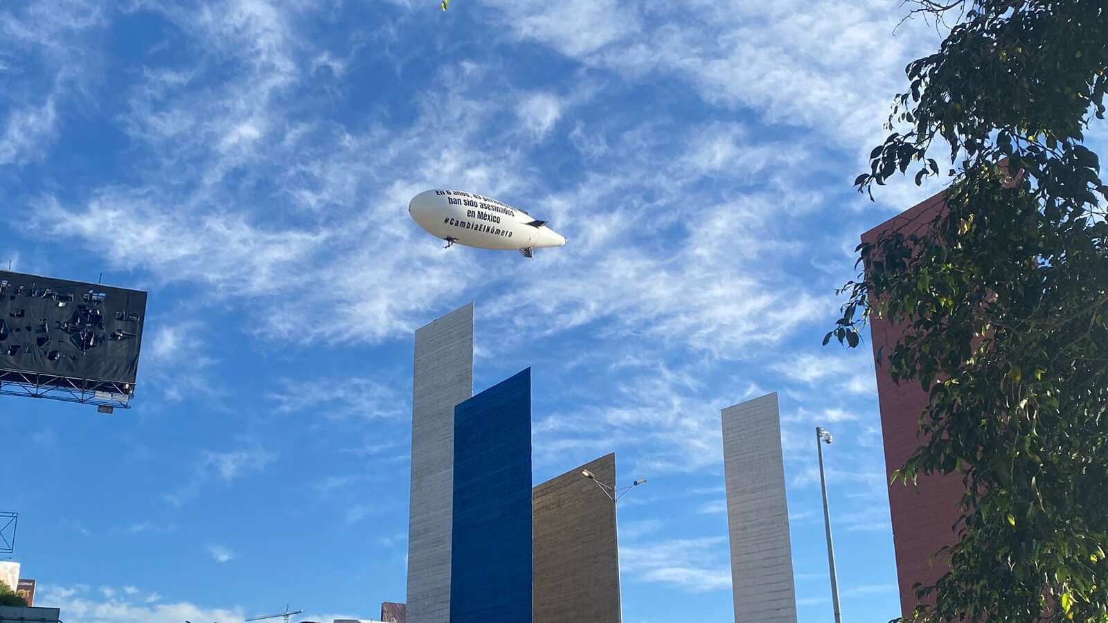 Campaña utiliza un zeppelin para difundir su mensaje en el cielo de la Ciudad de México