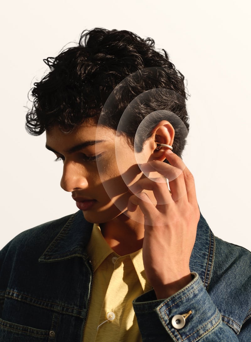 Con diseño ultraligero, resistencia IP55 y conexión multipunto, estos audífonos combinan sonido envolvente, llamadas claras y una función de traducción con IA ideal para viajes y eventos internacionales.