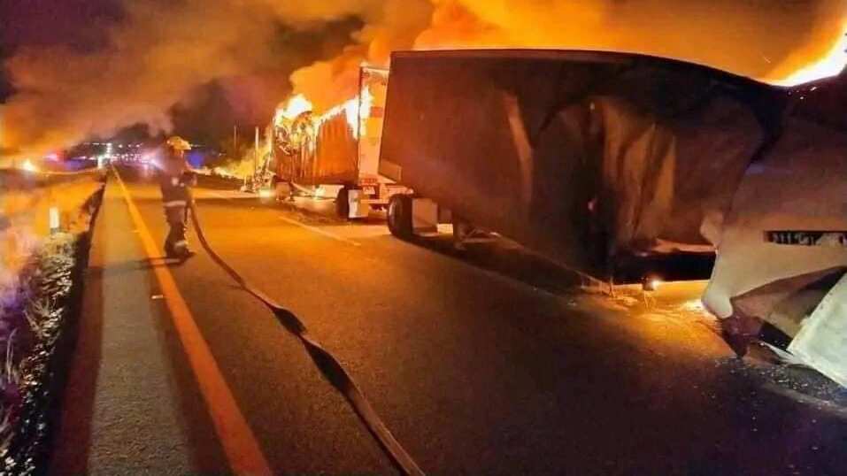 Se registraron narcobloqueos y quema de vehículos. (Especial)