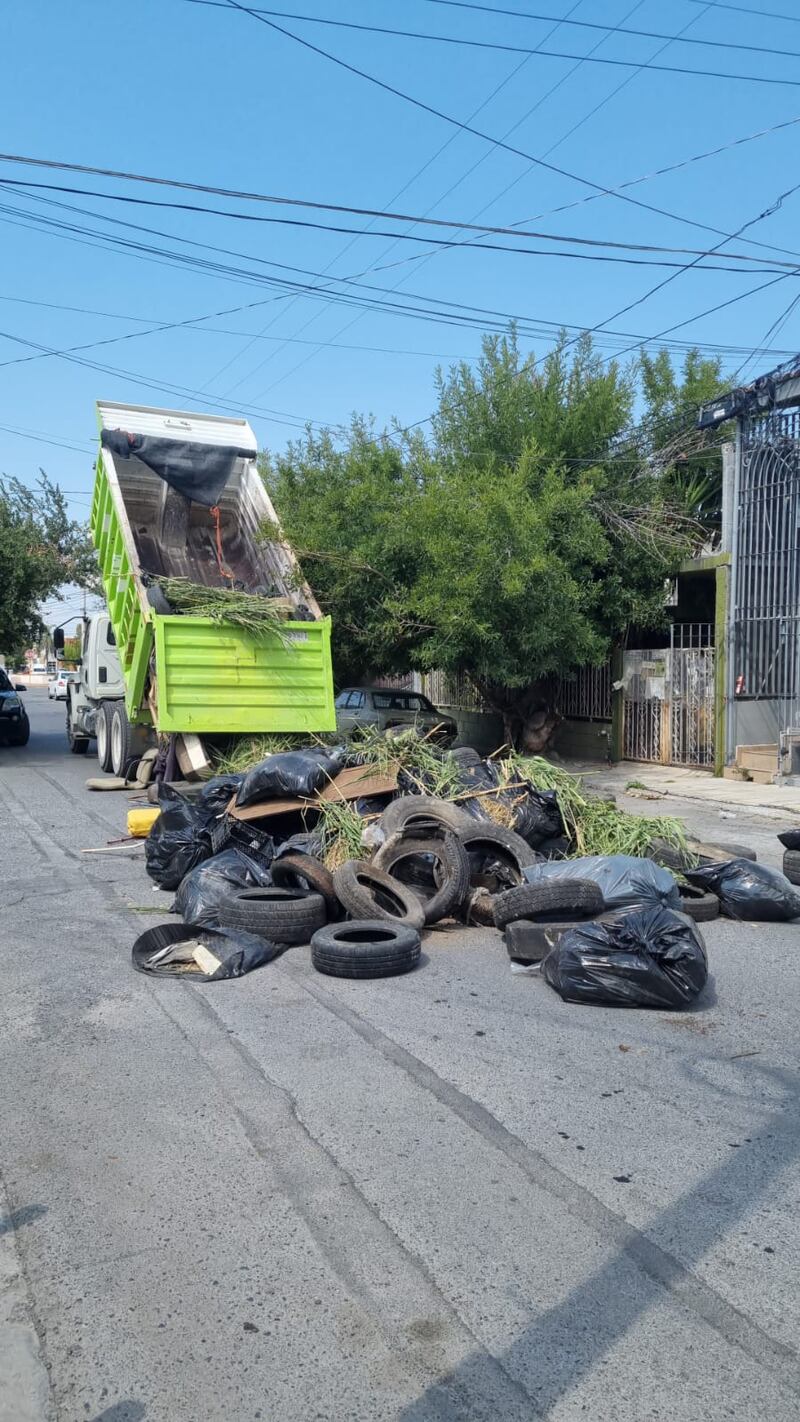 Los camiones de basura llenaron de desecho las afueras de las casas de los diputados.