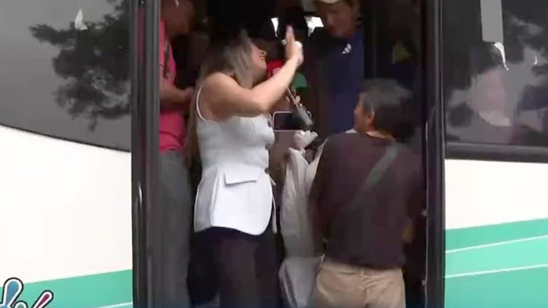 La reportera de Ecuavisa vivió un inesperado momento durante un enlace en vivo