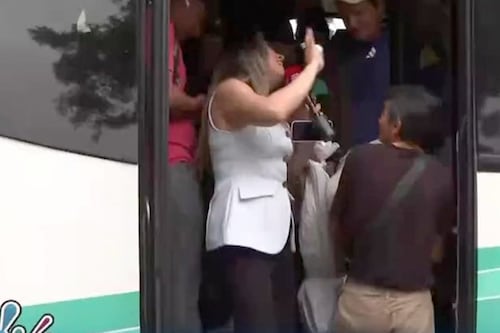 VIDEO: “¡Que se pare!”; reportera queda atrapada en bus durante enlace en vivo