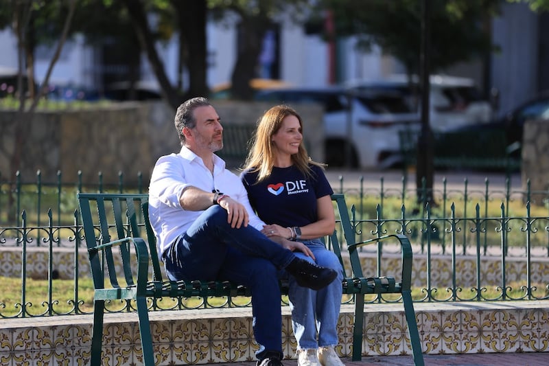 El alcalde y su esposa Gaby Oyervides disfrutaron de una tarde en la plaza.