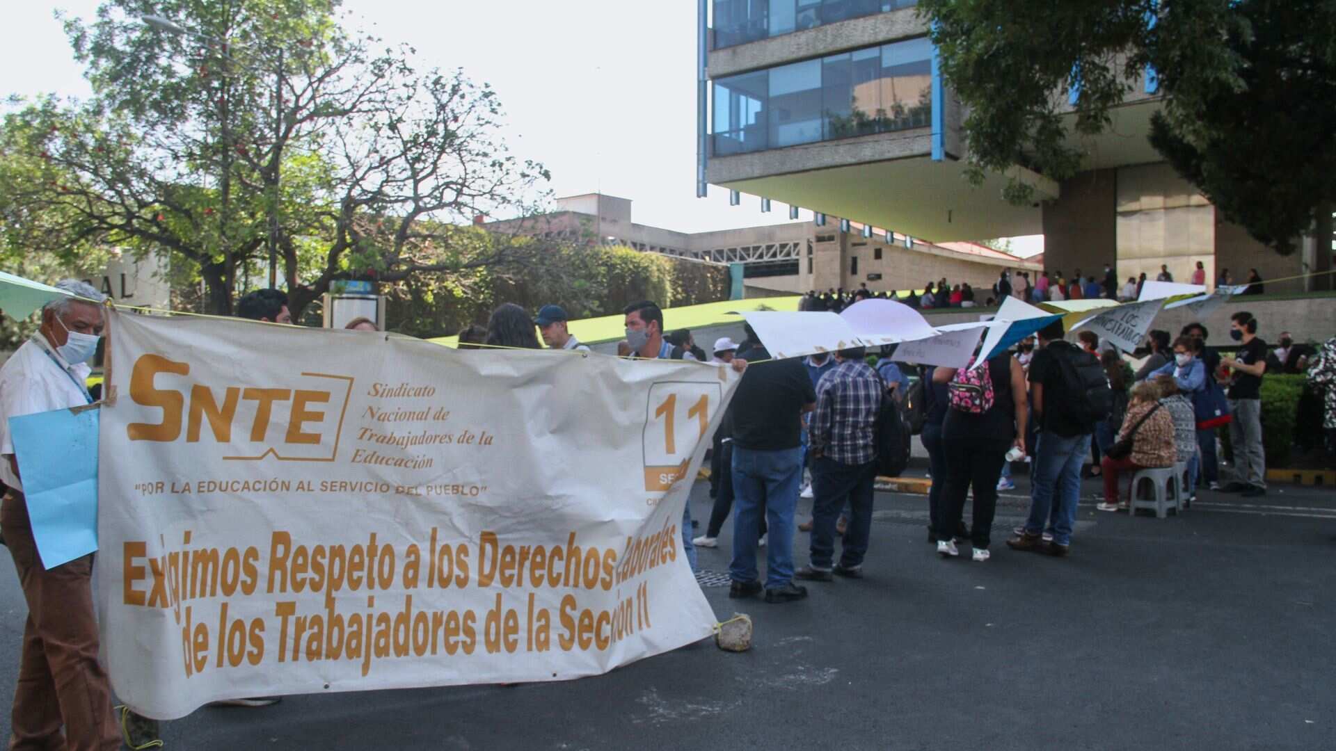 Integrantes de la SNTE realizaron un bloqueo sobre Avenida Revolución para exigir demandas laborales