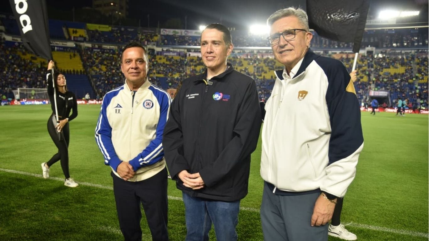 Luis Mendoza entregó una escultura del Venado en arte huichol para Cruz Azul y Pumas