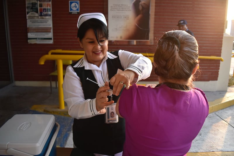 En todos estos lugares ofrecieron el servicio en modalidad drive thru, mientras que en la Guardería No. 2 la vacunación se realizó de manera peatonal.